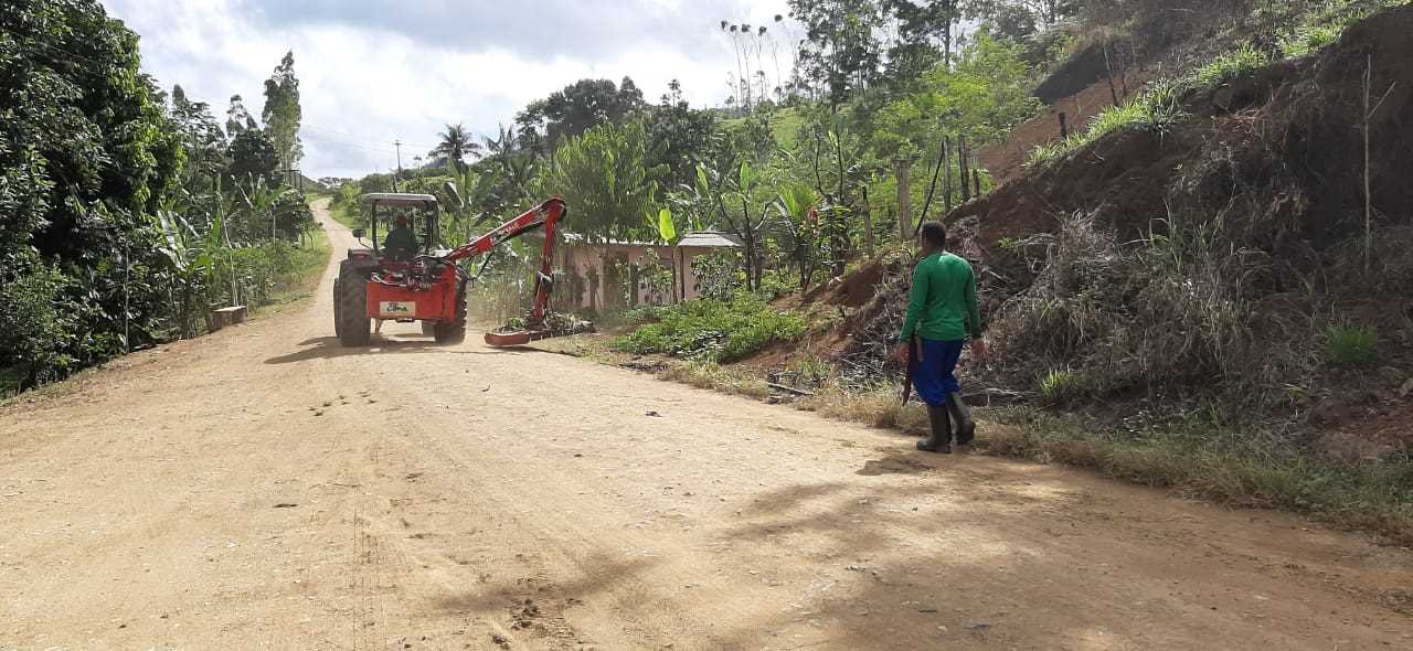 Camacã: A pedido dos vereadores Índio Eventos e Didico Prefeitura faz limpeza da estrada do Novo Itamarati (Biscó)
